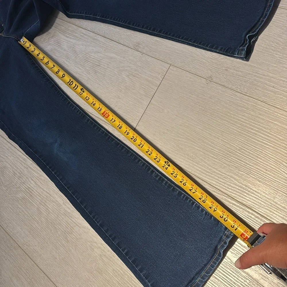 Levi’s 315 Shaping Bootcut in Dark Wash size 28